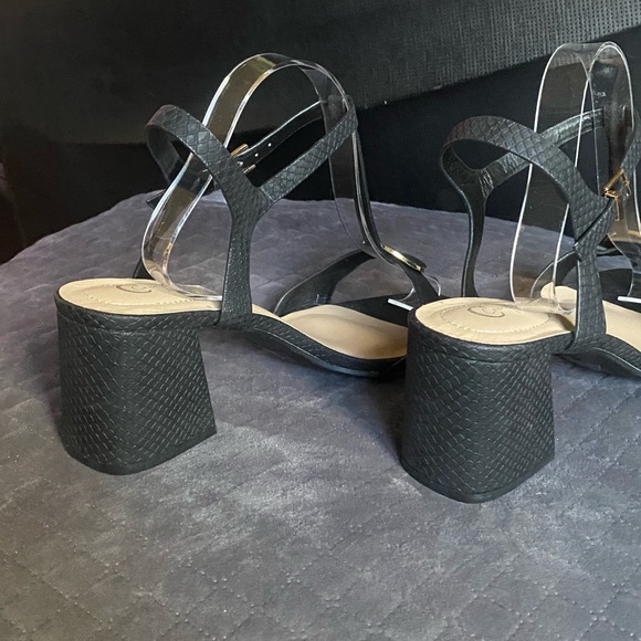 C Comfort Black Sandals - Picture 3 of 8
